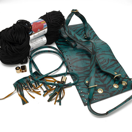 Picture of Kit Backpack Erato, Green Zebra, Tassels and Metalic Accessories with 400gr Hearts Cord Yarn, Black