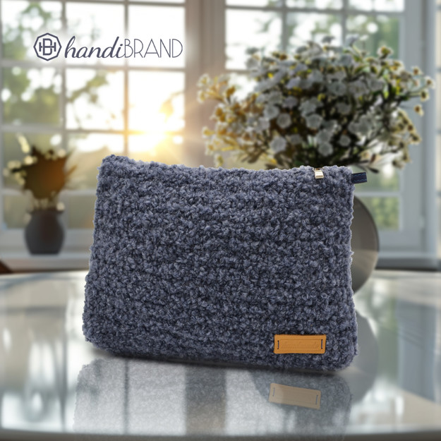 Picture of KIT Zippered Toiletry Large Bag, with Alpaca Boucle Yarn